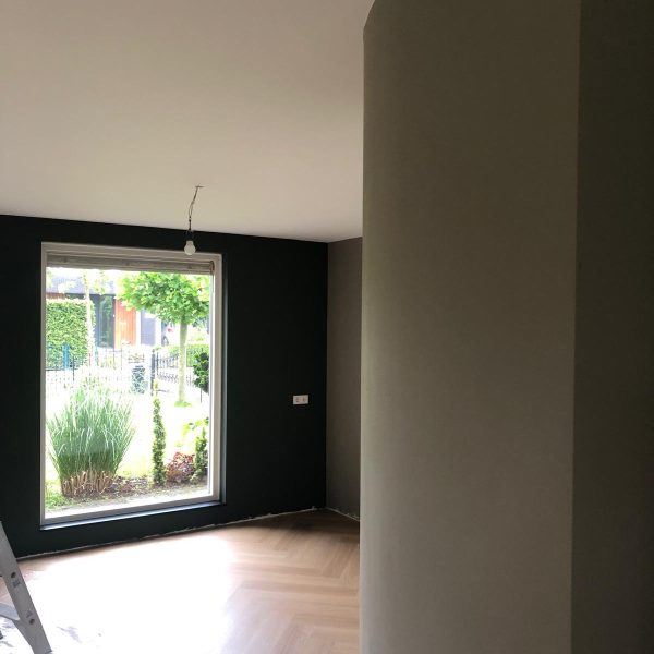 Afgerond project in Oss. Wanden gespoten in Farrow and Ball 234. Plafonds in RAL9016.